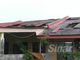 Status kerja rumah banglo, plaster dan pasanh bumbung. 10 Buah Rumah Rosak Dilanda Ribut