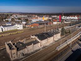 tuż przy dworcu kolejowym, powstanie poświęcona