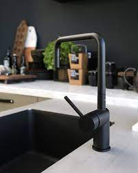 deze zwarte kraan en spoelbak zijn een prachtige combinatie met een werkblad van warmgewalst rvs bekijk deze k keuken wasbak keuken beton keuken ontwerpen