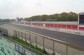 Imola — imola, stadt in der emilia romagna, provinz bologna, italien, 47 m über dem meeresspiegel, am santerno und an der eisenbahnlinie und autobahn mailand ancona, 63 500 einwohner. Imola Willing To Host F1 Race Behind Closed Doors For Free The News Wheel