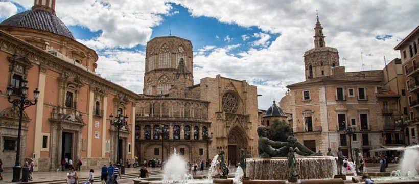 Iglesias y Fachadas Históricas del Centro: Un Paseo por el Arte Sacro Exterior