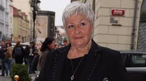 Má však nezvyklou mánii, která leží manželovi v žaludku. Zemrela Legendarni Hlasatelka Kamila Mouckova 92 Stala U Zrodu Prvnich Televiznich Novin Extra Cz