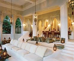 Bisa juga memasang lukisan kaligrafi di tengah tembok ruang tamu, untuk menegaskan nuansa islam di ruangan tersebut. Tips Ciptakan Desain Dekorasi Rumah Bernuansa Islami Minimalis Dan Asri Helloshabby Com Interior And Exterior Solutions