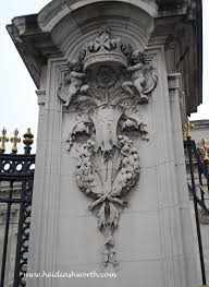 Dunhaven Place London The Townhouse Of Downton Abbey S Lord Grantham And The Exterior Of Buckingham Palace Downton Downton Abbey Townhouse