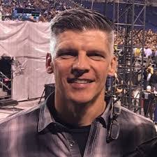 Leslie Hankins's Instagram, Twitter & Facebook