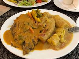 Ndizi mshale hukatwa zikiwa mbichi na kupikiwa vyakula mbalimbali pamoja na nyama ya ng'ombe, kondoo au mbuzi. Lavender On Twitter Wali Samaki