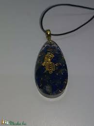 Harmónia -Nagy csepp alakú Lápis lazuli orgonit medál aranyszínű Hamza  kézzel rézforgáccsal - Meska.hu