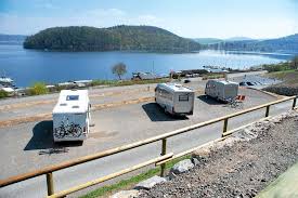 Der edersee liegt in einer herrlichen mittelgebirgslandschaft und grenzt unmittelbar an den nationalpark kellerwald. Stellplatz Tipp Waldeck Nordhessen Ein Logenplatz Im Naturpark Edersee Edersee Urlaub Im Wohnmobil Urlaub