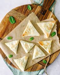Avez Vous Deja Essaye De Faire Des Samoussas C Est Franchement Super Facile A Faire Une Fois Qu On A Compris Comment Les Plier Et Perso In 2020 Food Cooking Samosa