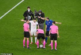 Lempar koin & perang psikologis jelang adu penalti, giorgio chiellini pukul jordi alba. Dptapi8nwi1ycm