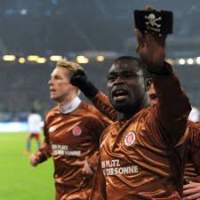 Schon früh in dieser saison der 2. Erfolg Im Stadtderby Asamoah Schiesst St Pauli Zum Sieg Beim Hsv Der Spiegel