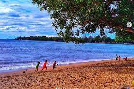 Keunikan pantai ini bukan hanya terletak pada namanya saja, namun lokasinya pun cukup unik, yang tersembunyi di antara perbukitan karang. Pantai Carita Harga Tiket Masuk Rute Menuju Lokasi 2021