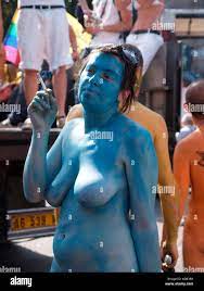 Mujer desnuda con el cuerpo pintado con pintura corporal azul fumar en la  Marcha del Orgullo Gay de Roma 2007 Fotografía de stock 