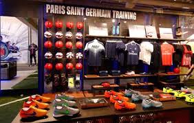 Découvrez les plus belles photos de la séance d'entraînement de l'équipe féminine, sous les yeux des u14, u15 et u16 de la section féminine. Le Megastore Paris Psg Paris Saint Germain Facebook