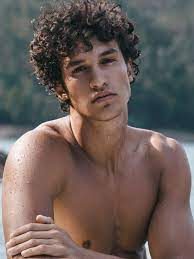 With a bit of styling, you will be ready for a crazy party as well as for a formal event. Francisco Henriques Uno Models Barcelona Madrid Men S Curly Hairstyles Curly Hair Men Boys With Curly Hair