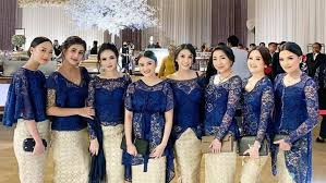 Baju biru dongker dipadukan dengan jilbab warna putih bisa memunculkan nuansa sederhana, anggun, dan elegan. 7 Pilihan Warna Rok Kain Batik Untuk Kebaya Bernuansa Biru