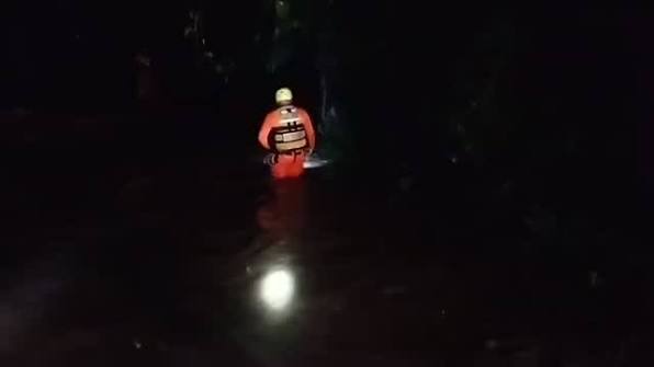 Rescatan a seis personas aisladas por la crecida de una quebrada en Divalá, Chiriquí