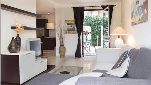 La villa si compone di una sala unica al chiuso di 180 mq e di una tettoia esterna di 120 mq intorno c'è un ampio giardino di circa 3000 mq. Residence Roma Nord Lunghi Periodi Alloggi Low Cost