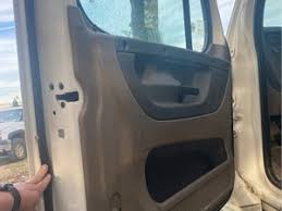 This type of security door is often prone to damage from weather and pets. 2007 Kenworth T2000 Stock 15 7 Doors Tpi