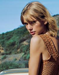 Taylor swift style is dedicated to identifying the fashion of singer/songwriter taylor swift and will as she did elsewhere in the folklore photoshoot, taylor opted to wear a floral dress by magnolia pearl. Taylor Swift 1989 Photoshoot Posted By Zoey Simpson