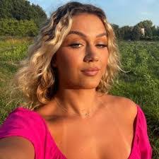 Heather Novak's Instagram, Twitter & Facebook