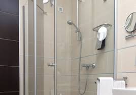 Originales bodendesign von koop mit personalisierten fliesen von mosaic factory | www.koopfurniture.co.uk | #mosaicfactory # weißblauefliesen #geometrischepatchworkfliesen #fliesenmischung #originalefliesenideen #mosaicdelsur Koop Brinkmann Gmbh Bad Budgetplaner