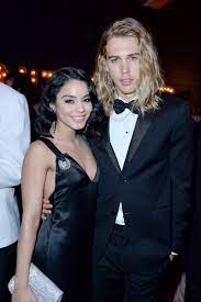 The former zoey 101 star shared a snap of himself alongside olivia and the elvis film's head of movement and choreography, polly bennett, to instagram on sunday, march 1. Vanessa Hudgens Hair Vanessa Hudgens And Austin Butler Teen Vogue