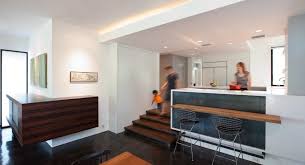 Использование декоративных элементов в спальнях с двухуровневыми потолками