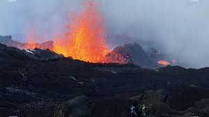 Rising to 2,631 m above sea level, locals know it as le volcan. Live Photos Video Le Volcan S Est Reveille Toutes Les Images Actualise Piton De La Fournaise Un Apres Midi Au Dessus De L Eruption Imaz Press Reunion L Actualite De La Reunion En