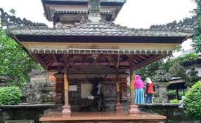Berikut ini daftar nama rumah adat bali beserta keunikan, gambar, dan penjelasannya lengkap. Rumah Adat Bali Beserta Gambar Keunikan Fungsi Ciri Khasnya