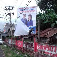 Mar 05, 2020 · kelebihan dari kamera medium format ini adalah pada kualitas hasil foto yang bisa dicetak dengan ukuran besar, sehingga kebanyakan kamera ini dipakai untuk tujuan komersial atau reproduksi seperti foto untuk pemasangan iklan di poster, baliho, billboard, dan lainnya. Baliho Ucapan Selamat Natal Keluarga Kaloh Inkiriwang Diturunkan Sepihak