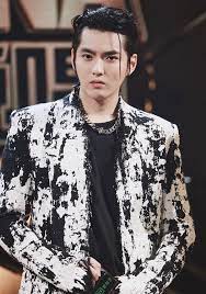 Kris wu, sinh ngày 6 tháng 11 năm 1990) với nghệ danh kris (tiếng triều tiên: Omyv Gqvk7gbmm
