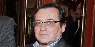 Momo se d&233;bat contre les six&233;tages que… Editorial Macron Petit Pere Du Peuple