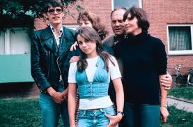 Britta elm christa mueller claudia kleinert heidi mahler inka schneider karin schubert katrin bauerfeind katrin müller hohenstein kim fisher kristina zur mühlen. Britta Filmkritik Film Tv Spielfilm