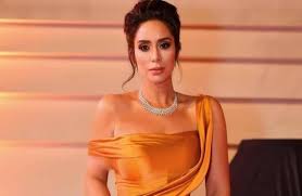 واختارت الفنانة بسنت شوقي فستانا لافتا باللون الأحمر ومصنوع من القماش الستان، كما لفتت الفنانة إنجي المقدم الأنظار بفستان جريء، حيث ارتدت فستانا قصيرا للغاية. Ø¨Ø³Ù†Øª Ø´ÙˆÙ‚ÙŠ ØªÙ†Ù‡ÙŠ Ù…Ø´Ø§Ù‡Ø¯Ù‡Ø§ ÙÙŠ Ù„Ø­Ù… ØºØ²Ø§Ù„ Ø¨Ù„Ø¨Ù†Ø§Ù† Ø¨ÙˆØ§Ø¨Ø© Ø§Ù„Ø£Ù‡Ø±Ø§Ù…