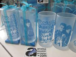 Packaging plastik kartu souvenir minimal order … barangkali, anda berpikir bahwa souvenir pesta pernikahan berupa gelas sudah terlalu umum. Souvenir Gelas Murah Gelas Murah Aneka Souvenir Pernikahan Gelas Souvenir Pernikahan Gelas