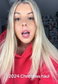 Samantha Loucks's Instagram, Twitter & Facebook