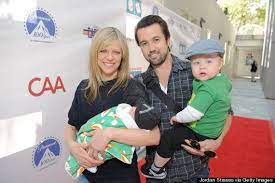 Rob mcelhenney was born on april 14, 1977 in philadelphia, pennsylvania, usa as robert dale mcelhenney. We Bet You Didn T Know These Tv Co Stars Are Married In Real Life Comedy Tv Cute Couples It S Always Sunny In Philadelphia