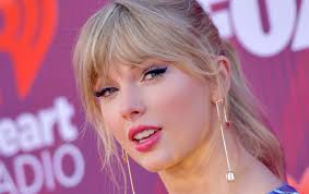 Known for her golden locks, her fans were left in awe of her new look as the singer highlighted her hair pink and. Taylor Swift Debuts Fun Pink Hair At 2019 Iheartradio Music Awards Entertainment Tonight