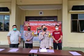 16 orang tersebut ditangkap ketika sedang melaksanakan ritual mandi bersama tanpa busana di sebuah rawa, desa karang bolong, kecamatan cigeulis, pandeglang. Qnygzivlojna7m