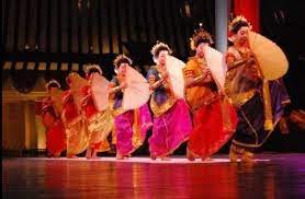 Penari tari legong membawa kipas. Apa Pola Lantai Tari Kipas Pakarena Brainly Co Id