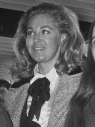 Joan Bennett Kennedy met zijn gezin op Schiphol met vrouw en zoon Ted  Edward , Bestanddeelnr 927-1491 (1)