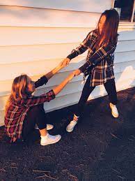 Best Friends Friends Fall Plaid Models Poses Photography Tumblr White Converse Outfits Le Best Friend Poses Friend Photoshoot Friend Poses Photography