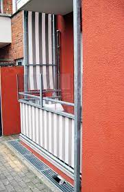 eine massgefertigte balkonverkleidung ganz einfach online bestellt customized balcony blind orange weiss gr balkonverkleidung sichtschutz im freien balkon