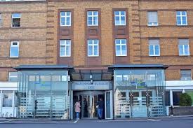 Auch die lage der wohnung in gerolstein ist sehr günstig, da man in nur wenigen minuten fußweg zu supermärkten, dem bahnhof, restaurant und cafés gelangen kann. Viel Bewegung In Den Eifeler Krankenhausern Stadt Gerolstein Offiziell
