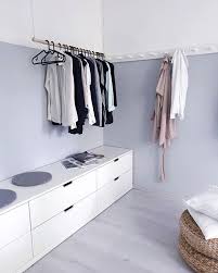 Eine Schlichte Idee Die Wunderbar Zur Geltung Kommt Eine Kleiderstange Die Von Der Decke Hangt Small Bedroom Inspiration Furniture Decor Home Decor