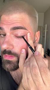 Let’s Rock! Yes Kayal geht auch für Männer! Das gibt den gewissen Kick  oder? Kajal für Männer wird oft als ein subtiler Weg genutzt, um die Augen  zu betonen und einen markanten, männlichen Look zu ...