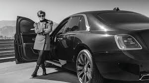 Houghton), в первом браке —кардашьян (англ. Kris Jenner Owns The First 2021 Rolls Royce Ghost In North America Robb Report