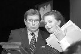 Janusz gajos przyjmuje od prezydenta bronisława komorowskiego korony komandora z gwiazdą orderu odrodzenia polski. Gajos Honorowy Bedzin Nasze Miasto
