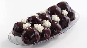 Esiste un dolce più goloso ? Profitterol Al Cioccolato Con Panna Montata Italian Cakes